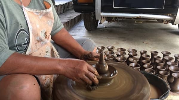 Proses produksi kerajinan gerabah di galeri Supoyo. (Kumparan/Elsa Olivia)