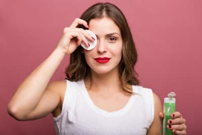 Ilustrasi membersihkan kosmetik. (Shutterstock)