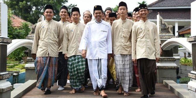 Baju koko identik dengan pakaian pria muslim di Indonesia. (merdeka.com)