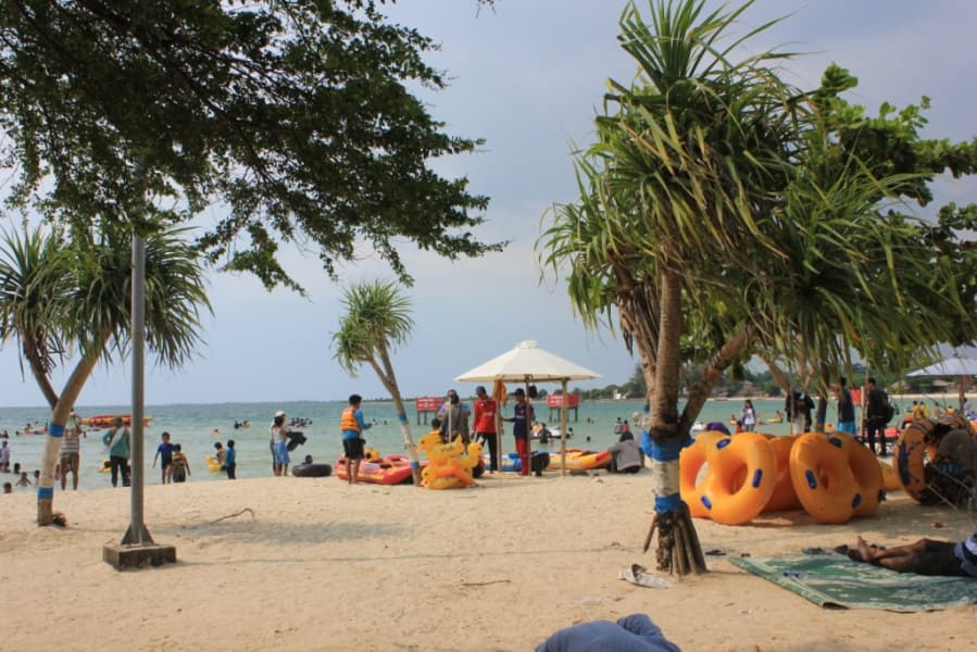 Pasir putih membuat Pantai Bandengan makin eksotis (jejakpiknik.com)