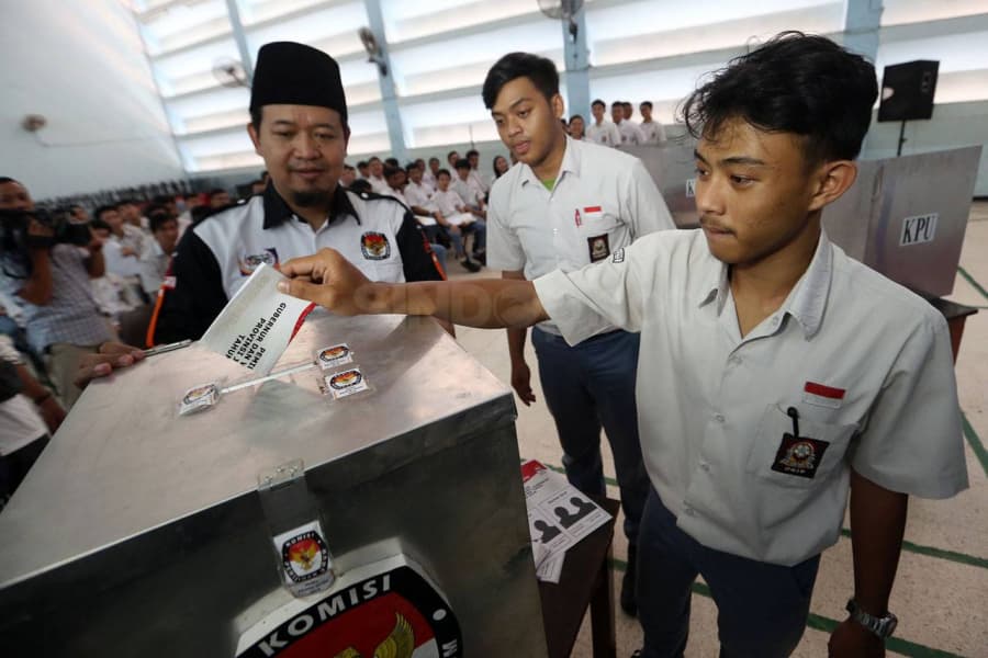 Seorang pemilih pemula dalam simulasi Pilkada. (Sindonews.com)