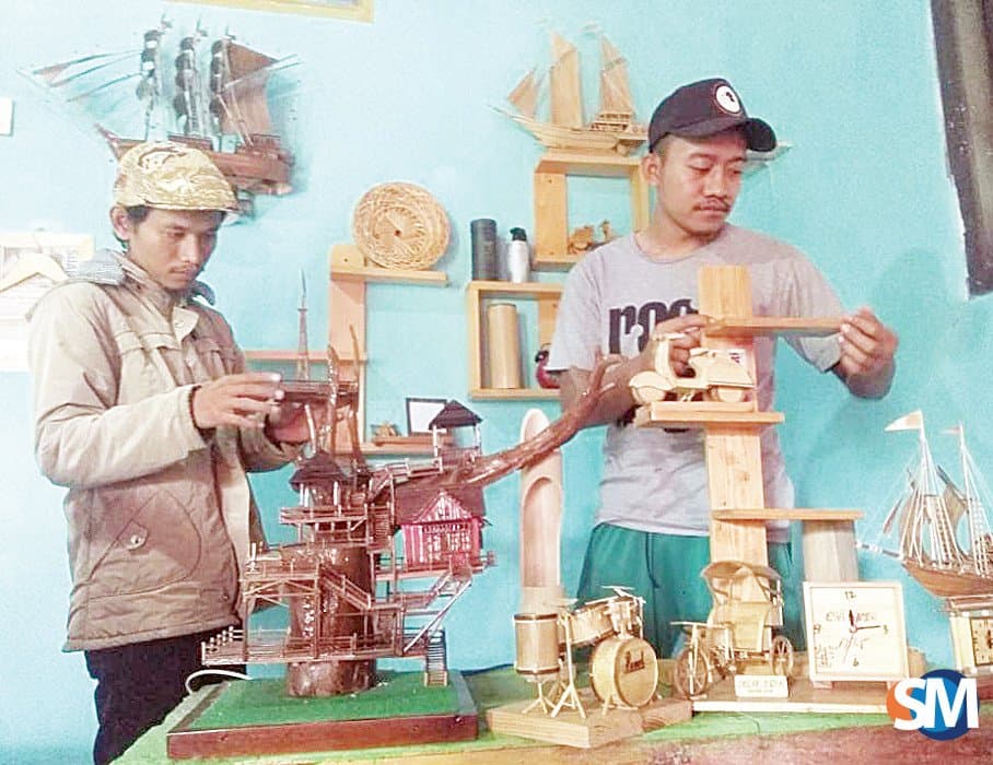 Anggota Esa Bambu Art di galeri mereka. (suaramerdeka.com)