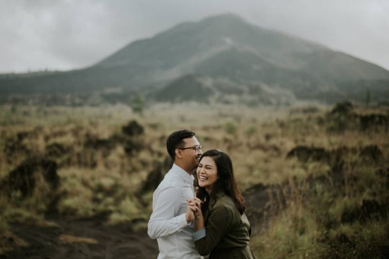 Ilustrasi pasangan romantis. (thebridedept.com)