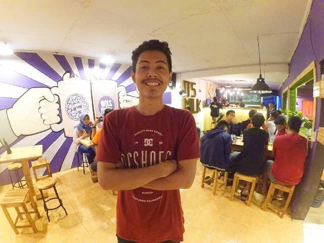 Faizal di salah satu kafe Its Milk miliknya (teguhjuwarno.com)