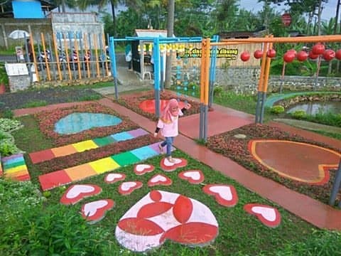 Salah satu spot foto di Taman Cinta Talagening. (Instagram.com/Rista_may)