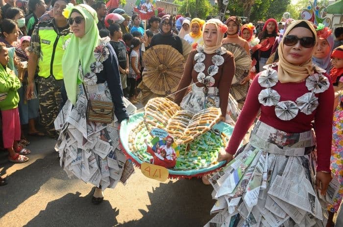 Warga menghias diri dalam tradisi tebokan jenang. (Antara Foto)