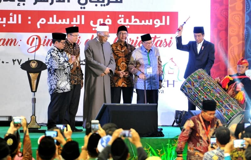 Presiden Joko Widodo (kanan) memukul Gendang Beleq didampingi Sekretaris Kabinet Pramono Anung (kiri), Gubernur NTB TGB Zainul Majdi (kedua kiri), Menteri Agama Lukman Hakim Saifuddin (ketiga kanan) dan Ketua Alumni Al-Azhar di Indonesia Quraish Shih