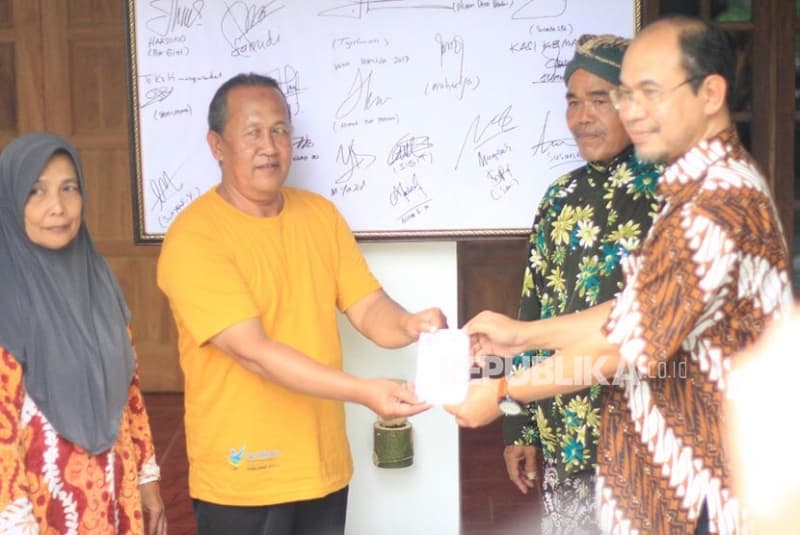 Kepala Rumah Sehat Baznas (RSB) Indonesia Meizi Fachrizal Achmad (kanan) didampingi tokoh masyarakat Bantul Mbah Tujilan (kedua dari kanan) meresmikan program "Kampung Tanpa Asap Rokok" di Dusun Sulangkidul, Desa Jetis, Kabupaten Bantul, Yogyakarta, 