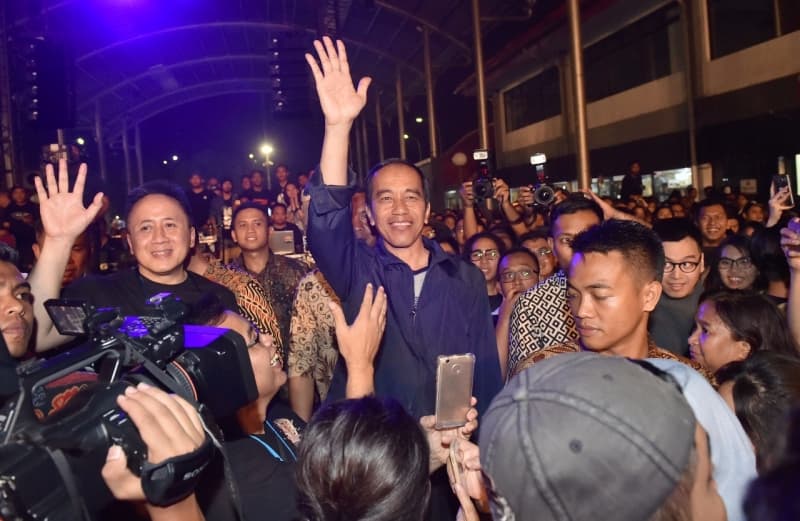 Presiden RI Joko Widodo menyaksikan Synchronize Fest 2017 pada 7 Oktober lalu di Gambir Expo Kemayoran, Jakarta Pusat. Kehadiran Jokowi sempat membuat heboh para penikmat musik yang hadir di acara itu. (Presidenri.go.id)