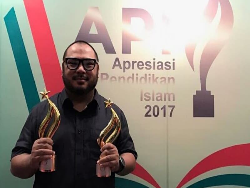 Direktur Keuangan dan Administrasi Metro TV, Muhammad Mirdal Akib, memamerkan trofi API Award 2017. Metro TV menjadi salah satu media televisi terbaik bersama TVRI dan CNN Indonesia TV dalam menyiarkan pendidikan Islam. (Muhammad Mirdal Akib)