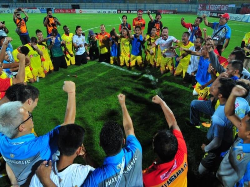 Ofisial dan pemain Bhayangkara FC melakukan selebrasi setelah mengalahkan Madura United dengan skor 1-3. (Antara/Saiful Bahri)