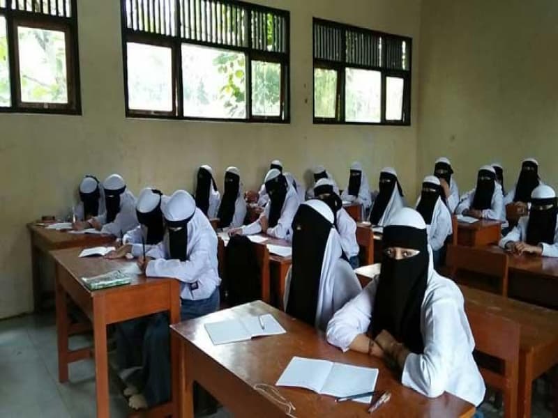 Siswi SMK Attholibiyah Kecamatan Bumijawa, Kabupaten Tegal memakai cadar saat belajar, 30 Oktober 2017. (Tempo/Muhammad Irsyam Faiz)