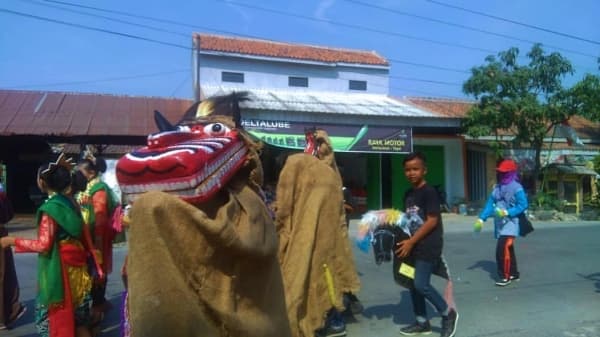 Barongan Tegal yang mulai langka. (Instagram/Ozzie Phonegraphy)