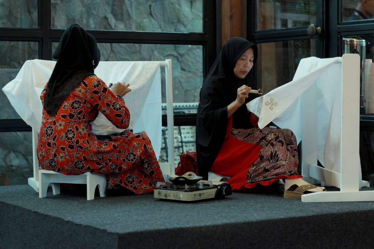 Pengrajin batik Salem khas Brebes. (Mahestri)