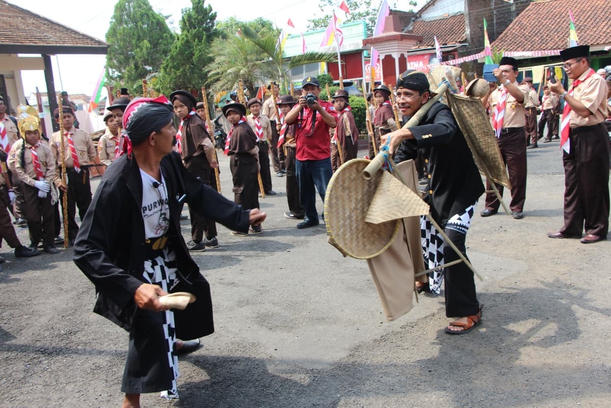 Prosesi begalan dalam rangkaian pernikahan di Banyumas. (Sanggar0208.wordpress)