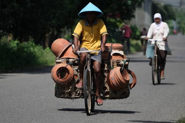 Seorang pengrajin gerabah di Kampung Gerabah Kebumen. (Uudnhudana.wordpress)