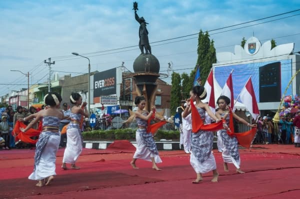 Keriangan Pemuda Cilacap Terpancar pada Gerakan Tari Jalungmas