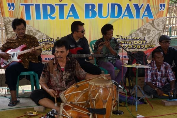 Kesenian tarling di Cirebon. (Tirtoutomo)