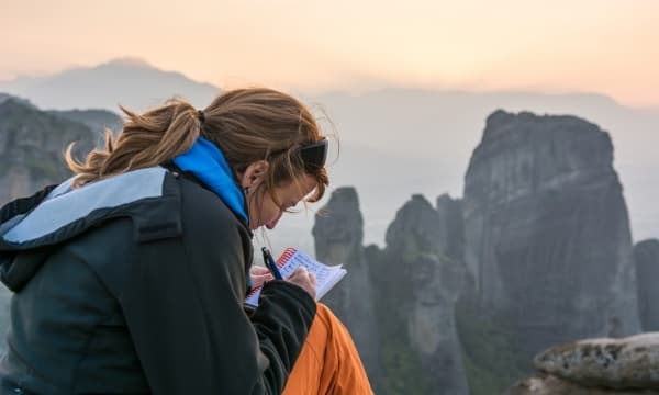 Travel writer terbaik selalu tahu spot apa yang menarik untuk ditulis. (Shutterstock)