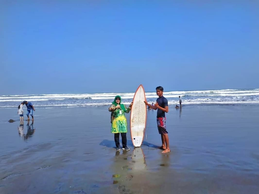 Berselancar di Pantai Widarapayung Cilacap. (Instagram)