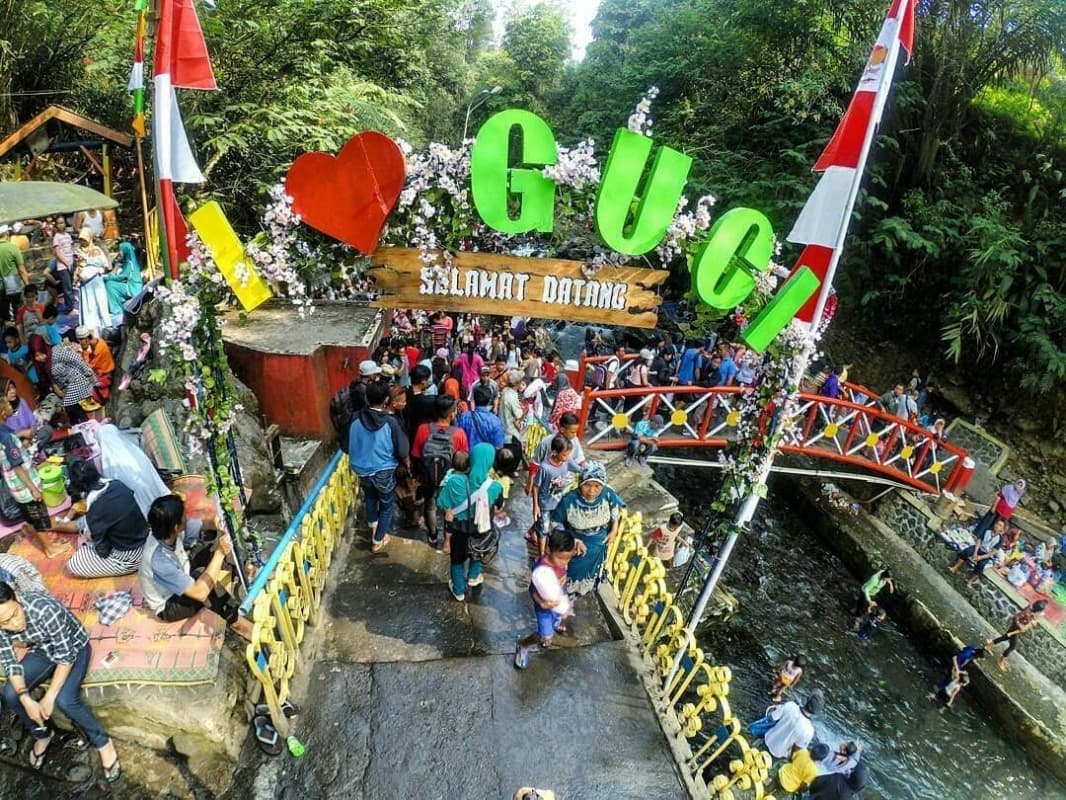Taman Wisata Air Panas Guci. (Datawisata)