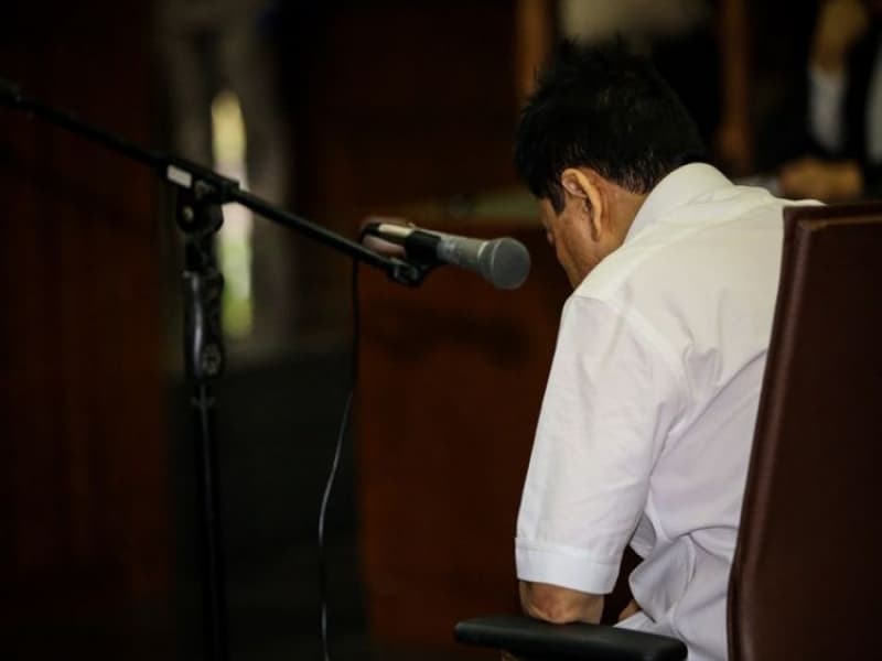 Tersangka kasus korupsi proyek KTP-el, Setya Novanto, terlihat tertidur saat menjalani sidang perdana di Gedung Pengadilan Tipikor, Jakarta, Rabu (13/12/2017). (Kompas.com/Garry Andrew Lotulung)