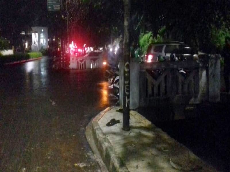 Kondisi tiang listrik yang ditabrak mobil Setya Novanto. (Kumparan/Ricad Saka)