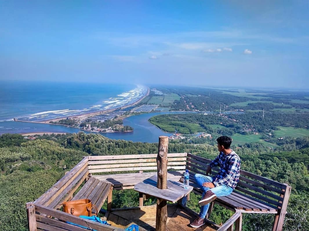 Bukit Sianco, salah satu spot menarik yang harus kamu kunjungi saat berada di Kebumen. (Explorewisata)