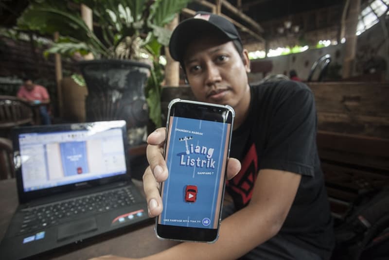 Frida Dwi, pembuat game “Tiang Listrik” menunjukkan game tersebut di Yogyakarta, Minggu (19/11). (Antara/Andreas Fitri Atmoko) 