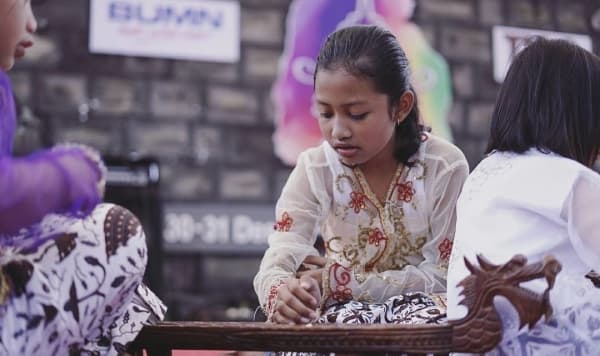 Bermain dakon di Kampoeng Dolanan Desa Bumiharjo, Magelang. (Borobudurculturalfeast)