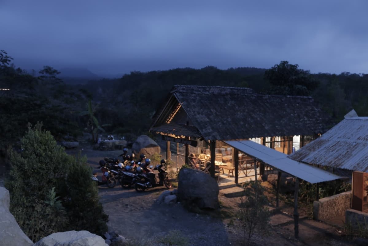 Ngopi Tipis-Tipis di Puncak Perbukitan Menoreh Yogyakarta