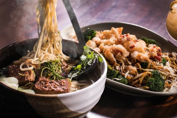 Sambut Lebaran, Muslim di Tiongkok Memasak Mi La Mian