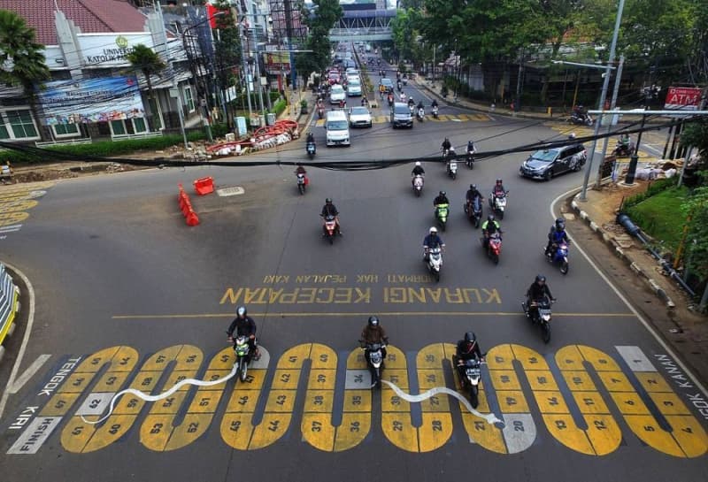 Zebra cross di Bandung yang didesain menyerupai ular tangga. (Brilio.net)