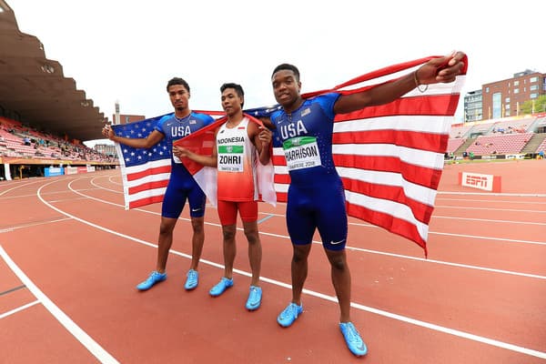 Lalu Muhammad Zohri saat berfoto bersama kedua lawannya asal Amerika, Anthony Schwartz dan Eric Harrison. (Zimbio.com)