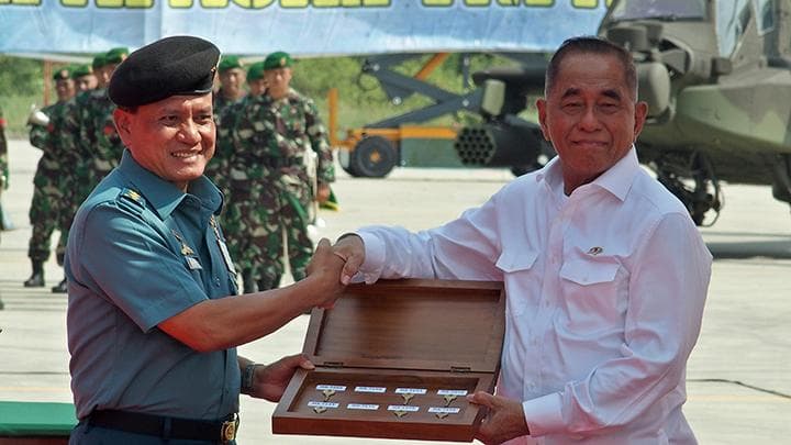 Menhan Ryamizard Ryacudu (kanan) secara simbolis menyerahkan delapan unit helikopter Apache AH-64E kepada Aslog Panglima TNI Laksda TNI Bambang Nariyono, di Lanumad Ahmad Yani, Semarang, 16 Mei 2018. (ANTARA/R. Rekotomo)