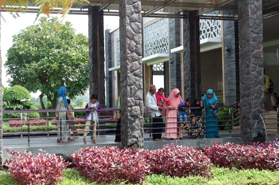 Para anak yang bertandang ke Masjid Namira bersama orang tuanya. (Inibaru.id/Hayyina Hilal)