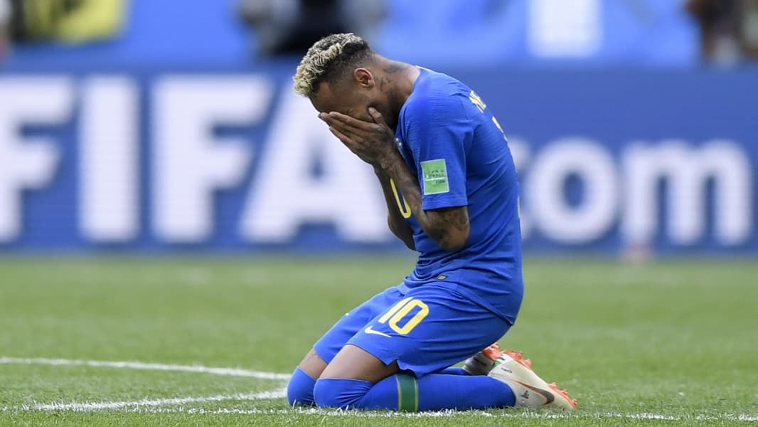 Neymar Jr menangis uasai laga Brasil melawan Kosta Rika di Piala Dunia 2018. (Goal.com)