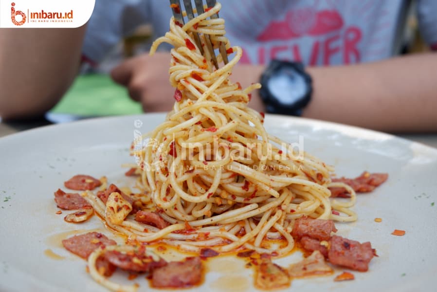 Nikmati Spageti Aglio Olio di Moment Coffee & Space