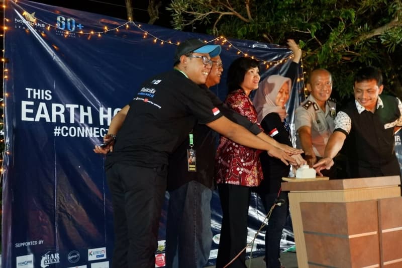 Aksi simbolik mematikan listrik, “Switch Off”, oleh Earth Hour Semarang di Garden Area Noormans Hotel, pada Sabtu (24/3/2018). (Inibaru.id/Hayyina Hilal)