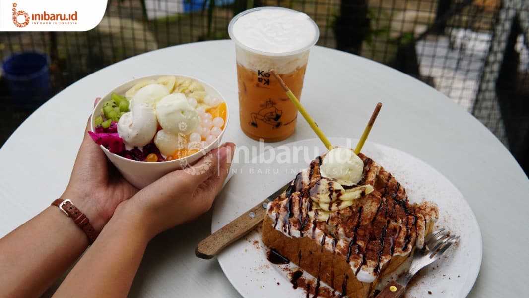 Varian menu dessert di Loffle Pop Up Dessert, Semarang. (inibaru.id/Hayyina Hilal)