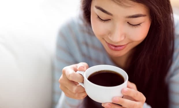 Menikmati kopi instan ala kopi kafe. (Tempo.com)