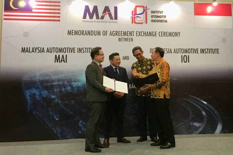 Suasana usai penandatanganan Memorandum of Agreement antara Institut Otomotif Indonesia dan Malaysia Automotive Institute tentang pengembangan industri otomotif di Jakarta, Jumat. (Antaranews.com/ Sella Panduarsa Gareta)