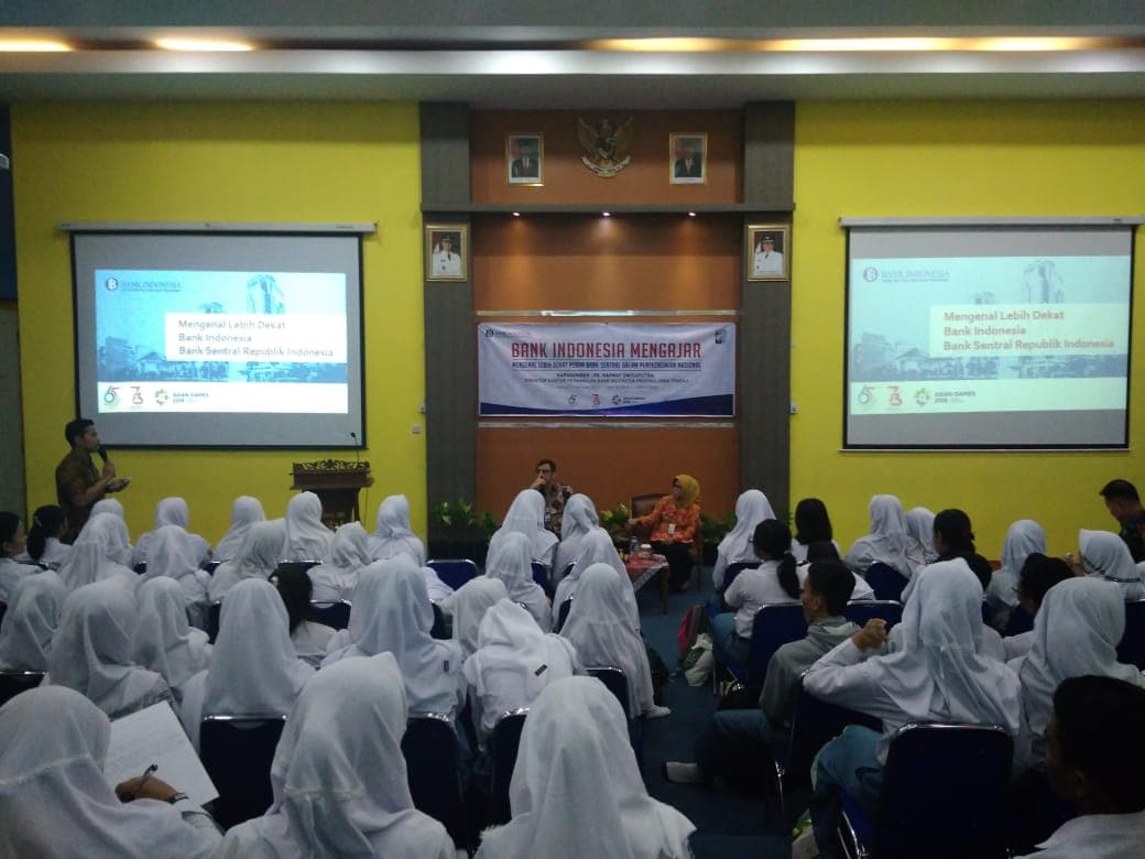 Kegiatan BI mengajar di SMA N 3 Semarang. (Antara Foto/Rekotomo)