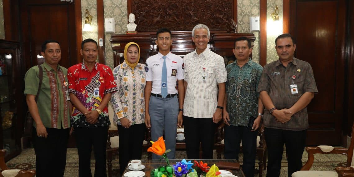 Muhammad Rajif Maulana saat meminta restu Gubernur Ganjar Pranowo sebelum mengikuti karantina di Jakarta sebagai calon Paskibraka mewakili Jateng. (Jatengtoday.com)