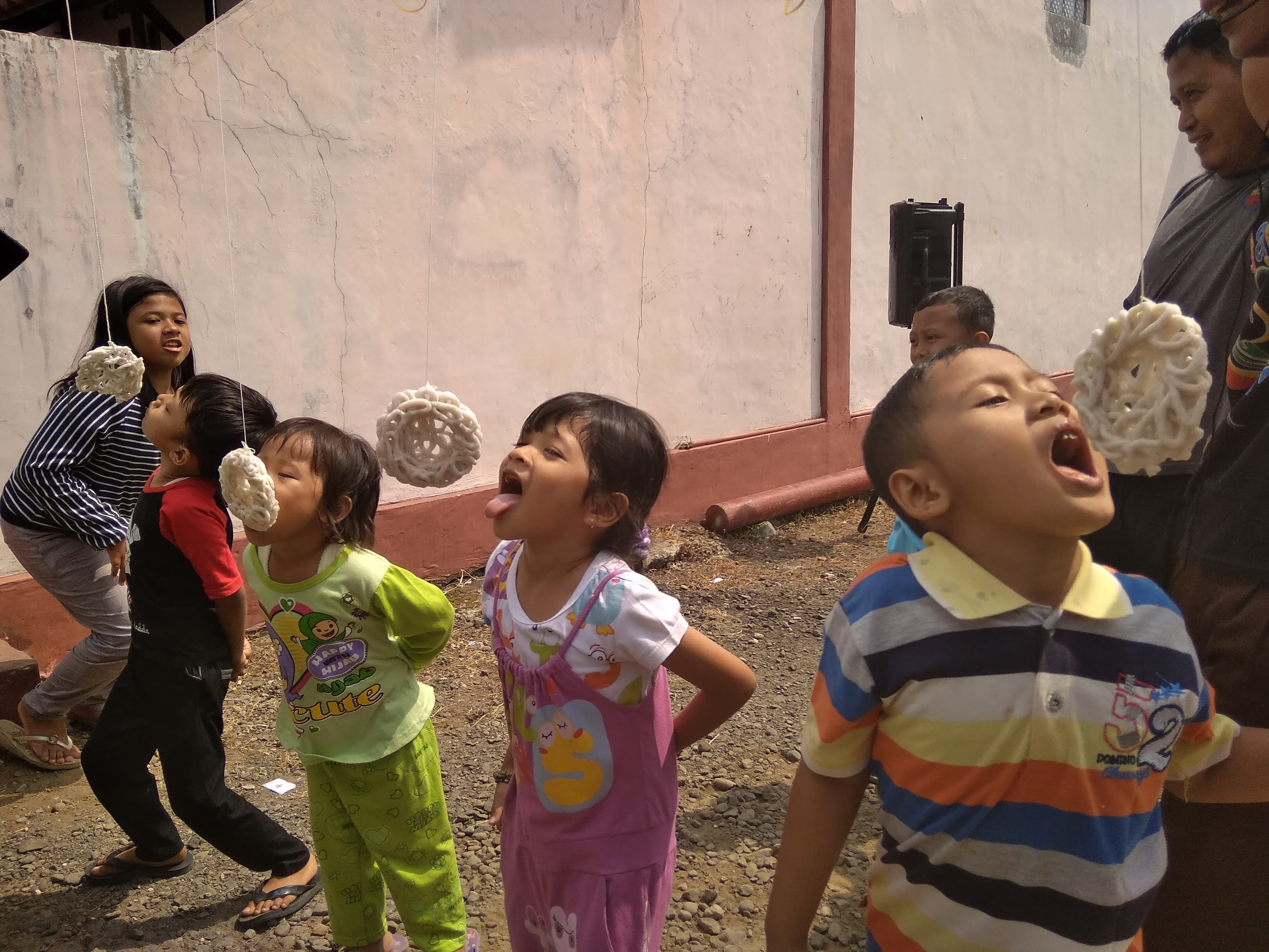 Lomba makan kerupuk di Perumahan Mutiara Regency, Purbalingga. (Inibaru.id/Faidah Umu)