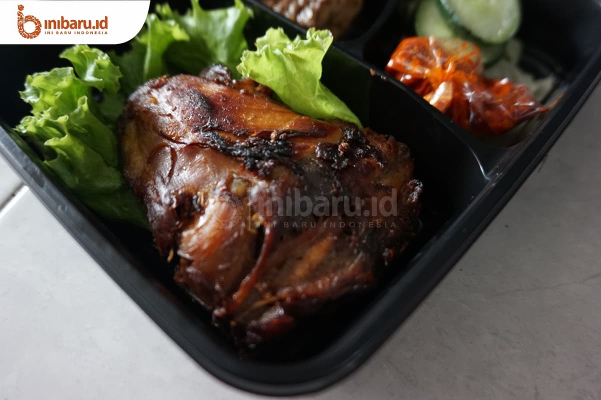 Ayam bakar lengkap dengan sambal dan lalapan, salah satu menu di Bee Mayo Catering. (Inibaru.id/ Artika Sari)