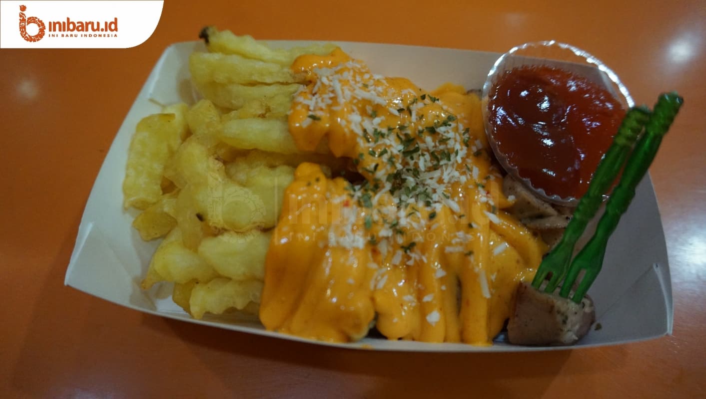 Chilliwurst, sosis dengan kentang goreng yang melimpah. (Inibaru.id/ Artika Sari)