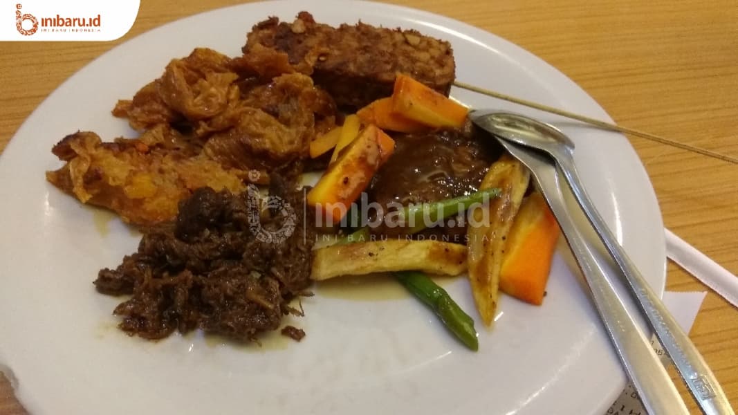 Salah satu menu di Rumah Makan Vegetarian Karuna. (Inibaru.id/Artika Sari)