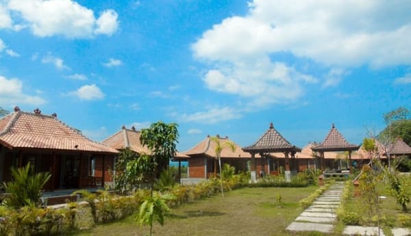 Terdapat puluhan balkondes di Kompleks Candi Borobudur. (Travelingyuk)