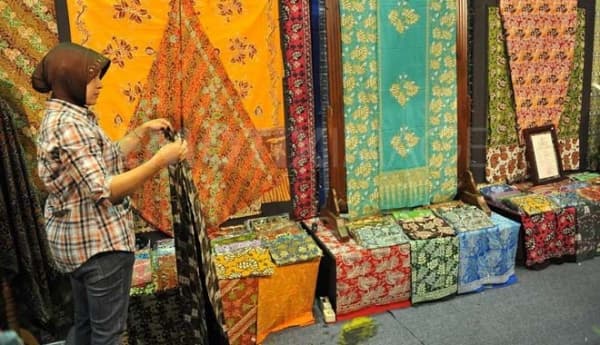 Kalau pintar menawar, kamu bisa mendapatkan batik dengan harga yang murah. (Berita Metro)